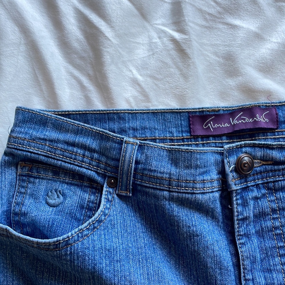 I am selling Gloria Vanderbilt Jeans Size 10